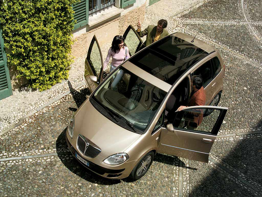 Lancia Musa 2004 010.jpg